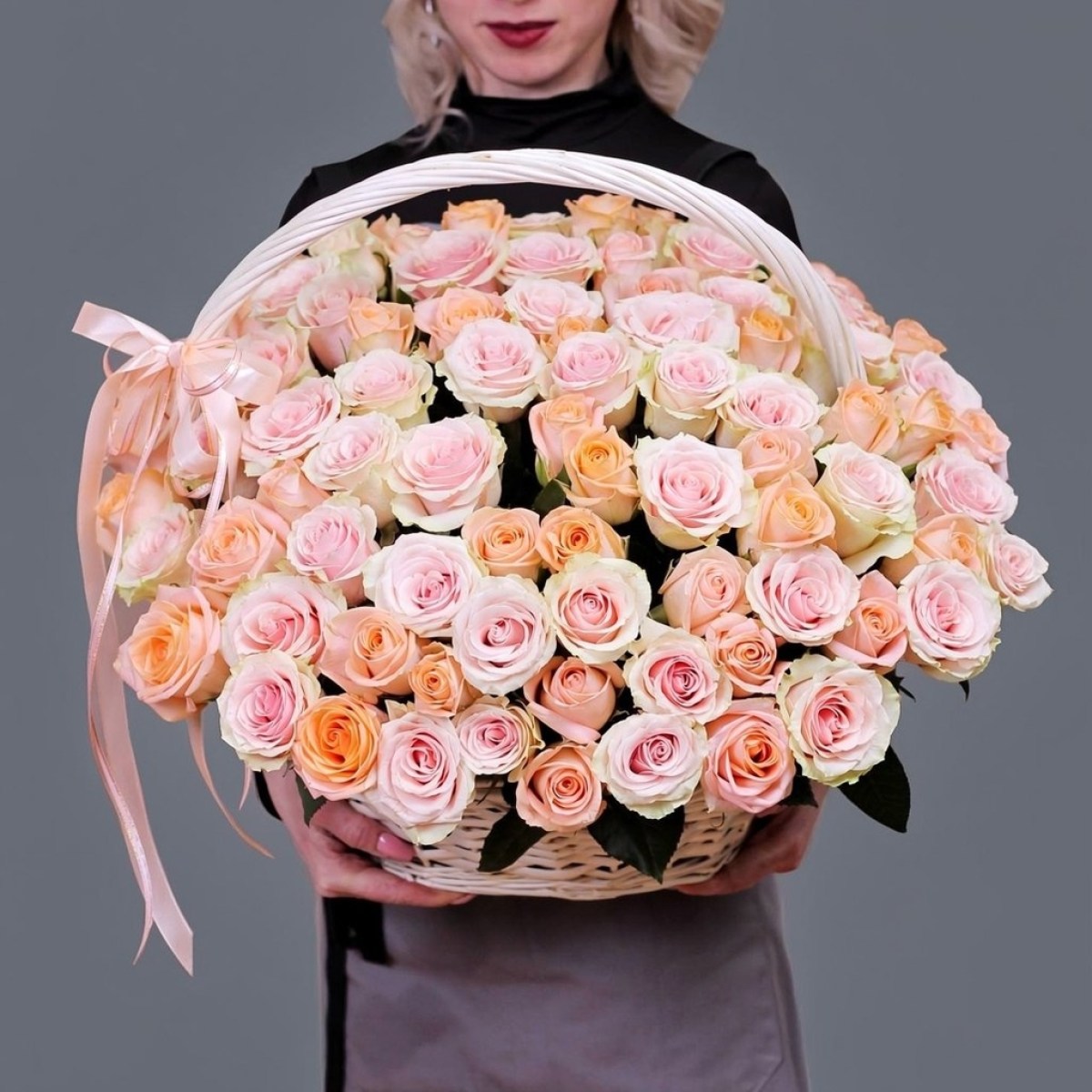 101 роза в корзине